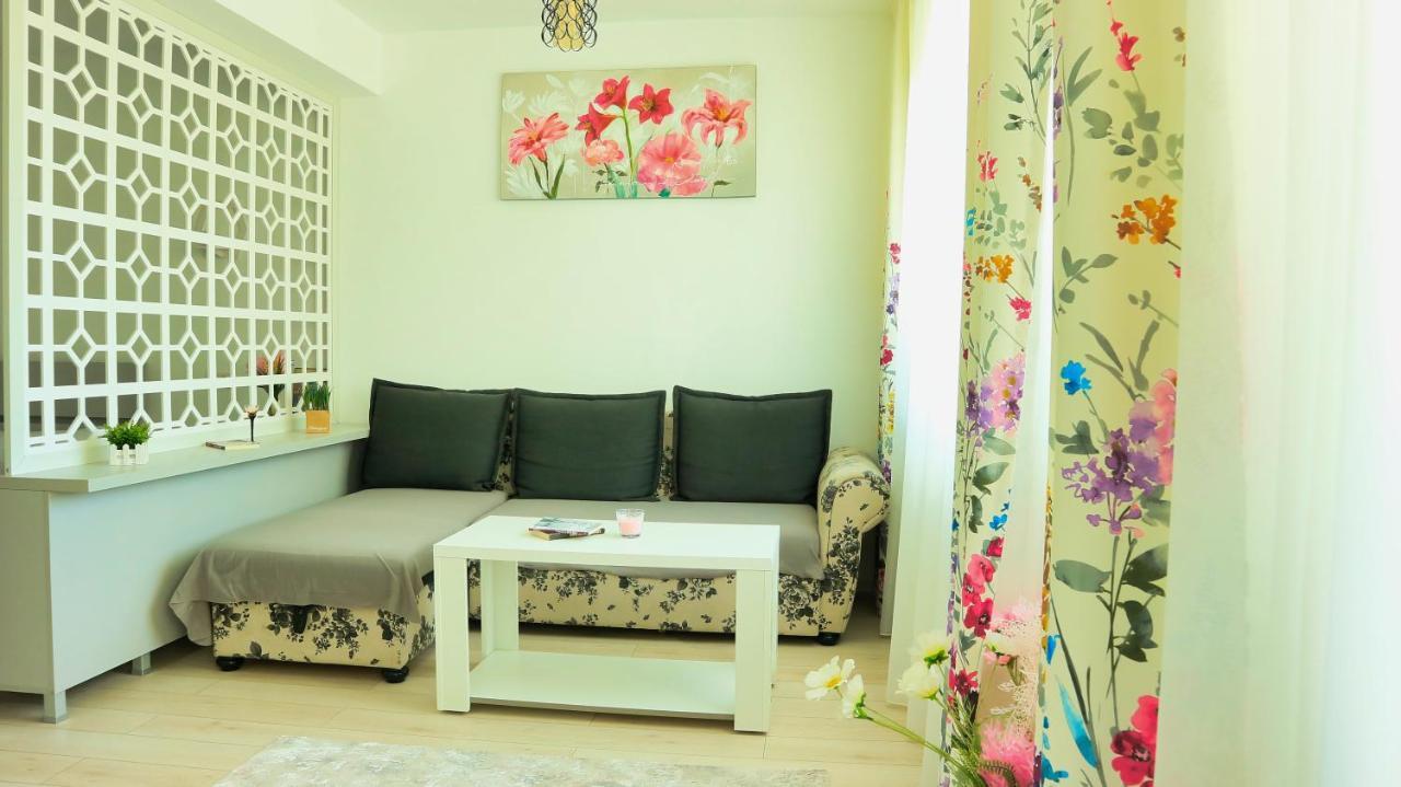 Cozy Flowers Studio - Fast Wi-Fi & Washer-Dryer Брашов Екстериор снимка